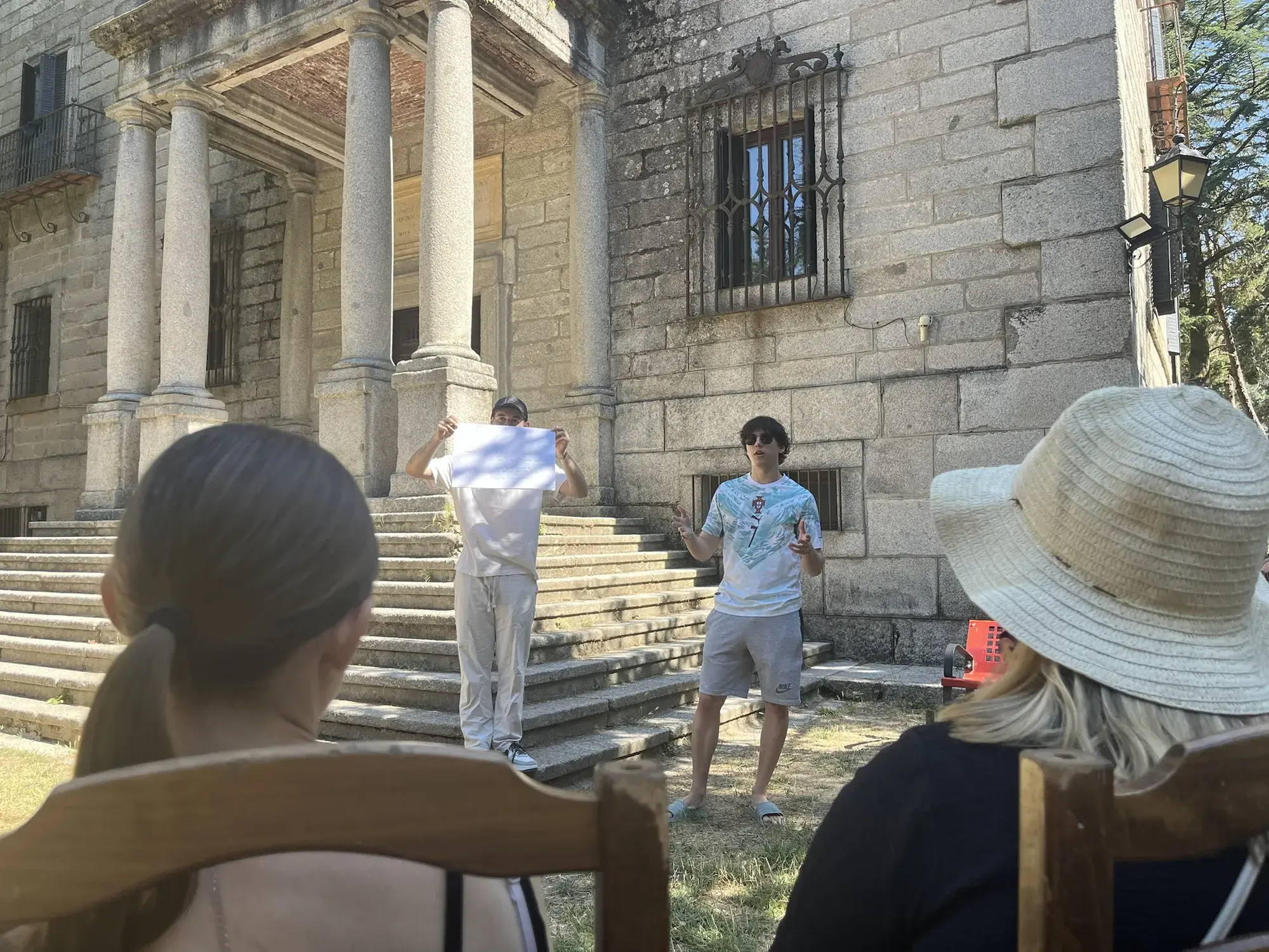 Participantes de Roots of Change en un taller al aire libre