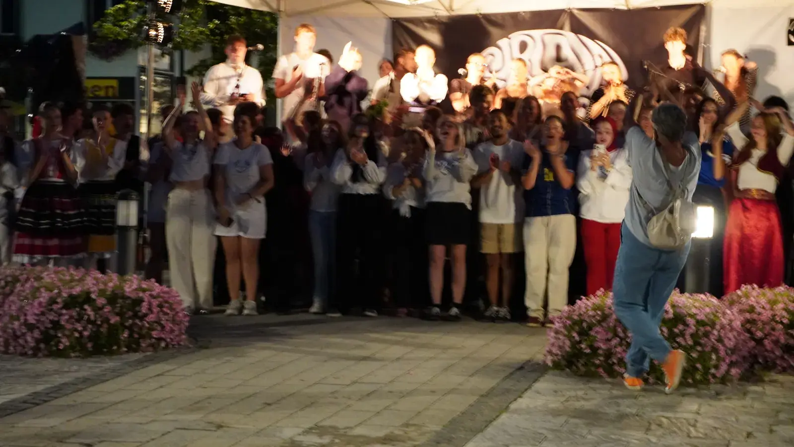 Foto de grupo de todos los países en el escenario del Festival de las Culturas de Passail